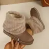 Botas de neve femininas com sola grossa, novos sapatos de algodão de inverno, botas curtas casuais, forradas com pelúcia, botas de algodão slip-on de camurça espessada atacado