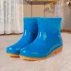 Botas de chuva femininas moda curta antiderrapante botas de chuva adulto sapatos de água ao ar livre botas de água cozinha sapatos impermeáveis sapatos de borracha de algodão quente