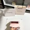 Una generación de bolso de mano rosa de hadas en relieve 2025 nuevo bolso cuadrado pequeño de graffiti de alta gama al por mayor