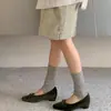 Nuevos zapatos planos de ballet cuadrados de estilo retro francés 2026 para mujer, con un lazo y un diseño poco profundo y plano, que ofrecen un look suave y versátil.