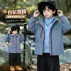 Chaqueta recorta-vientos para niño, modelo de primavera y otoño, nueva chaqueta con capucha tres en uno 2026, top de otoño moderno y a la moda para niños