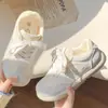 Tênis de Primavera de Alto Valor Estético para Mulheres 2026 Novos Sapatos Individuais Versáteis Estilo Ins para Meninas Sapatos Brancos de Solado Grosso Sapatos de Treino Alemães