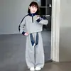 Conjunto de Roupa para Meninas Primavera e Outono 2026 Novo Estiloso Moderno Infantil Outono Casual Esportivo Moletom e Calça de Pernas Largas Conjunto de Duas Peças