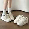 Nuevas zapatillas de suela gruesa originales de nicho estilo chino para mujer, nuevo otoño 2026 mocasines casuales versátiles blancos para mujer