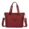 Bolsa tote de nylon de grande capacidade para mulheres, novo estilo 2026, bolsa de ombro leve e à prova d'água em tecido Oxford, adequada para o dia a dia, pode ser carregada na mão ou usada na transversal