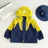 Valle del Viento 2026 Otoño Nuevo Estilo Coreano Chic Niños Bloque de Color Sudadera con Capucha Rompevientos de Moda Genial para Niños Chaqueta a Prueba de Viento
