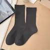 Meias brancas femininas feitas de algodão penteado, absorventes de suor, meias de cano médio sem costura, cor sólida, meias simples empilhadas com barra solta, meias pós-parto femininas