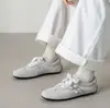 Tênis de Treino Alemão Estiloso e Confortável com Patchwork de Malha e Camurça e Fivela 2026 Sapatos Casuais Esportivos de Salto Baixo para Mulheres
