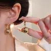 Brincos de bola de metal europeus e americanos para mulheres, simples, moda, personalidade, brincos dourados, estilo frio, leve luxo, brincos de temperamento, atacado