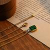Venta al por mayor, collar antiguo de acero de titanio chapado en oro con colgante de esmeralda y circonita de estilo europeo y americano para niñas.