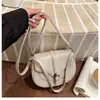 Bolso pequeño vintage 2026 nueva moda bolso de hombro de alta gama para debajo del brazo elegante versátil bandolera tipo silla de montar