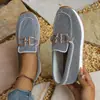 Otoño 2026 Moda Transfronteriza de Comercio Exterior Tallas Grandes Zapatos Elegantes de Estilo Europeo y Americano con Hebilla Metálica Slip-On Puntiagudos