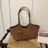Bolsa tecida de PU de grande capacidade e versátil para mulheres, nova moda 2026 bolsa de ombro para o dia a dia, bolsa tote de alta qualidade para o antebraço