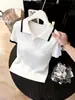 Tejido de punto gris de alta gama con solapa y manga corta para mujer, nuevo estilo de verano 2026, top moderno, versátil y favorecedor.