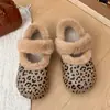 Zapatos de algodón de lunares estilo coreano, colección de invierno 2026, diseñados para uso en exteriores, con un diseño antideslizante, impermeable y forrado de felpa para abrigar, con estilo de talón cerrado, para mujer