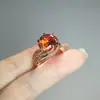 Anel de Zircônia Vermelha de Grande Quilate Mais Vendido Transfronteiriço para Mulheres, Luxo Leve e Elegante, Totalmente Cravejado com Diamantes Brancos e Pedras Coloridas, Anel Aberto Ajustável