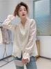 Camisa de encaje con cuello en V de diseño para mujer, primavera y otoño 2025, nueva blusa explosiva ajustada antiedad con temperamento popular de este año