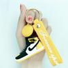 Llavero creativo nuevo de zapatos de fútbol, llavero colgante de recuerdo de juegos de fútbol de goma suave, pequeño regalo al por mayor