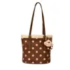 Bolsa de mão com design de bolinhas estilo coreano 2026 nova bolsa de pelúcia para outono e inverno bolsa de trabalho versátil casual de ombro sob o braço bolsa feminina