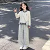 Conjunto de Dos Piezas para Niñas Primavera y Otoño 2026: Cárdigan de Cuadros Color-Block y Pantalones Casuales de Moda de Pierna Ancha a Cuadros