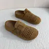 Venta Directa de Fábrica Zapatillas Cerradas Transpirables Huecas Estilo Retro Birkenstock con Agujeros y Tachuelas para Mujer Moda para Exteriores Suela Suave Zapatos Casuales Dropshipping