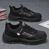 Tênis brancos de malha respirável novos para primavera masculina, sapatos esportivos versáteis da moda com sola grossa, sapatos casuais 'dad shoes' para homens