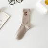 Calcetines calcetines de mujer de media pantorrilla color liso patrón vertical adelgazantes ins versátiles de aspecto elegante Mori campus letra C calcetines de moda otoño e invierno
