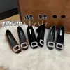 Sapatos de salto alto de veludo com 7 cm de aumento de altura, adornados com strass, bico quadrado para mulheres, nova coleção outono 2026, estilo francês, forrados com fleece, quentes e com salto grosso