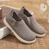 Zapatos de tela de punto hueco de verano estilo Pekín antiguo para mujer, zapatos casuales sin cordones, zapatos transpirables de suela blanda para caminar para madres de mediana edad y mayores
