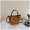 Bolsa Saco de Pelúcia Camurça Retrô 2026 para Mulheres, Grande Capacidade, de Ombro/Mão, para o Dia a Dia, Versátil, Simples, Fashion, Transversal