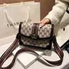 Bolso de mujer 2026 nuevo modelo, bolso cuadrado pequeño estampado retro de nicho moderno y a la moda, bolso cruzado de hombro de alta gama