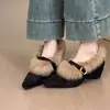 Zapatos peludos de punta para mujer, estilo retro, con parte superior de gamuza, tacón de cuña, diseño de una sola tira y forro de felpa, parecidos a los zapatos Mary Jane