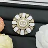 Broche de Camelia con Pedrería Estilo Chanel Nuevo Modelo 2025 para Mujer, Broche Acrílico Pequeño de Lujo de Gama Alta Estilo Chanel al por Mayor
