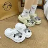 Dibujos Animados Nuevo Estilo Cuadrícula Negra Fresa Gato Kt Zueco Accesorios para Zapatos Lindos DIY 2026 Nuevos Encantos Lindos para Zapatos Ins