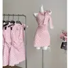 Estilo Puro Desejo Verão Gola Halter Ombro a Ombro Xadrez Rosa Sem Mangas Mini Vestido Feminino Irregular com Design de Laço Saia Curta