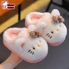 Chinelos de algodão autênticos da Hello Kitty para meninas, quentinhos para o inverno e com forro de fleece, sapatos de algodão da Hello Kitty para pais e filhos e bebês com calcanhares fechados