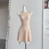 El suave y elegante vestido de punto de Cher Qiaoer es un vestido corto rosa de verano sin mangas, entallado en la cintura, adelgazante y elegante.