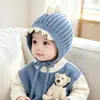 Gorro para bebé, diseño de dinosaurio de dibujos animados para otoño e invierno, gorro tejido grueso y cálido para niños, con protección para las orejas, adecuado para niñas, y diseñado como un gorro con capucha para mantener a los bebés abrigados en climas fríos