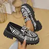 Zapatos Mary Jane de Cuero con Estampado de Vaca Transfronterizos Europeos y Americanos para Mujer Mocasines de Suela Gruesa para Mujer Estilo Británico Sin Cordones Texturizados Venta al por Mayor Tallas Grandes