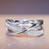 Anillo de Cobre para Mujer con Baño de Cobre Blanco K de Venta Caliente Transfronteriza con Circonita Simple y Personalizado en Forma de X Bicolor Nueva Joyería al Mayoreo