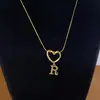 Collar de Acero de Titanio con Colgante de Corazón de Gama Alta y 26 Letras Inglesas para Mujer, Cadena para Clavícula con Apellido, Nicho de Lujo Ligero, Celebridad de Internet para Mejor Amiga