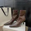Botas curtas marrons 2026 outono e inverno novas botas coreanas retrô versáteis da moda justas com salto fino e bico fino botas de salto alto curtas para mulheres