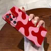 Funda de teléfono de película de alta gama color bloque irregular fluido rojo y rosa estilo ins dulce y genial adecuada para Samsung S25+