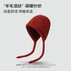 Touca de tricô feminina em mistura de lã, gorro quente para outono e inverno que cobre as orelhas com cordão, cor sólida, versátil e faz o rosto parecer menor