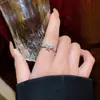 Anillo minimalista, de lujo discreto, de nicho, modelo nuevo 2026 abierto, anillo lindo y sofisticado para el dedo índice hueco
