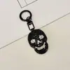 Llavero creativo de calavera con incrustaciones de diamantes para Halloween, un colgante de bolso elegante y exquisito, llavero de calavera para coche