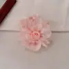 Scrunchie Rosa Floral Suave Súper de Hada con un Toque de Lujo, Goma para el Cabello de Malla, Cuerda para el Cabello de Camelia, Accesorio Elástico para el Cabello