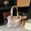 Nova bolsa de mão retrô com rebites 2026, grande capacidade, bolsa tote fashion para mulheres, bolsa de ombro, adequada para o trajeto diário, com design tridimensional