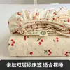 Lindo Estampado de Gatito Clase A Gasa de Doble Capa Tipo Nube Conjunto de Tres Piezas Estilo Infantil y Estudiantil con Sábana Bajera Completamente Envuelta y Completamente Fija