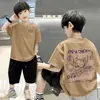 Camiseta de Manga Curta 100% Algodão para Meninos Verão Nova Versátil Meia-Manga Tendência Menino Roupas Infantis Estilo Hong Kong Menino Bebê Roupas Bonitas Tendência